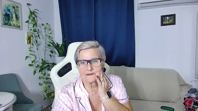 Snapshot of Selenna57 chatting on November 27, 2025, 6:52 pm Selenna57 online show from November 27, 2025, 6:52 pm