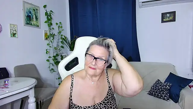 Snapshot of Selenna57 chatting on February 2, 2026, 6:18 pm Selenna57 online show from February 2, 2026, 6:18 pm