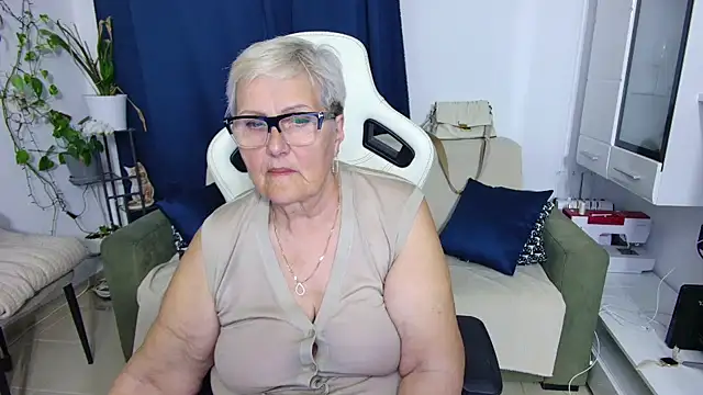 Snapshot of Selenna57 chatting on May 8, 2026, 4:55 pm Selenna57 online show from May 8, 2026, 4:55 pm