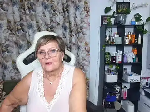 Snapshot of Selenna57 chatting on December 17, 2024, 4:12 am Selenna57 online show from December 17, 2024, 4:12 am