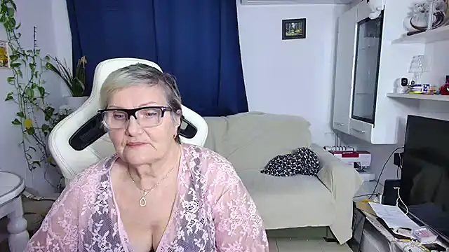 Snapshot of Selenna57 chatting on April 4, 2026, 5:30 pm Selenna57 online show from April 4, 2026, 5:30 pm