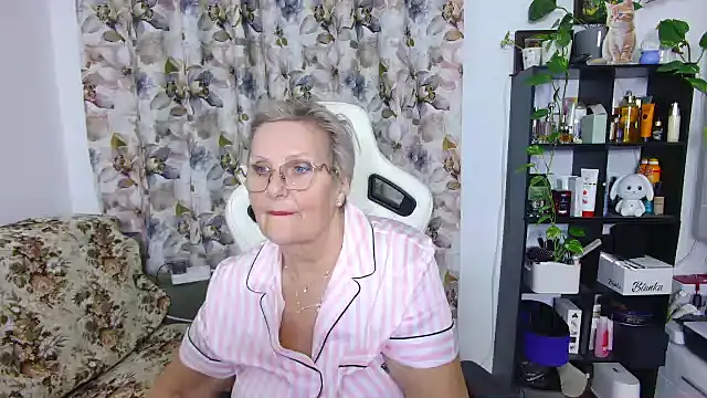 Snapshot of Selenna57 chatting on February 14, 2025, 7:23 pm Selenna57 online show from February 14, 2025, 7:23 pm