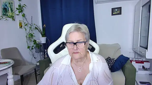 Snapshot of Selenna57 chatting on April 15, 2026, 5:39 pm Selenna57 online show from April 15, 2026, 5:39 pm