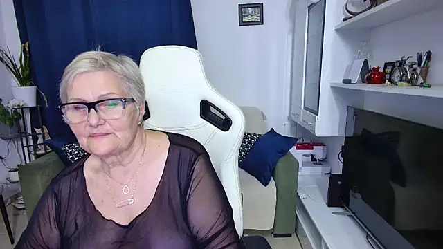 Snapshot of Selenna57 chatting on April 23, 2026, 5:25 pm Selenna57 online show from April 23, 2026, 5:25 pm