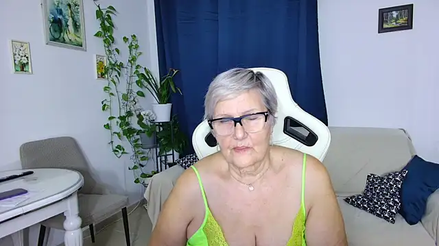 Snapshot of Selenna57 chatting on February 6, 2026, 6:48 pm Selenna57 online show from February 6, 2026, 6:48 pm