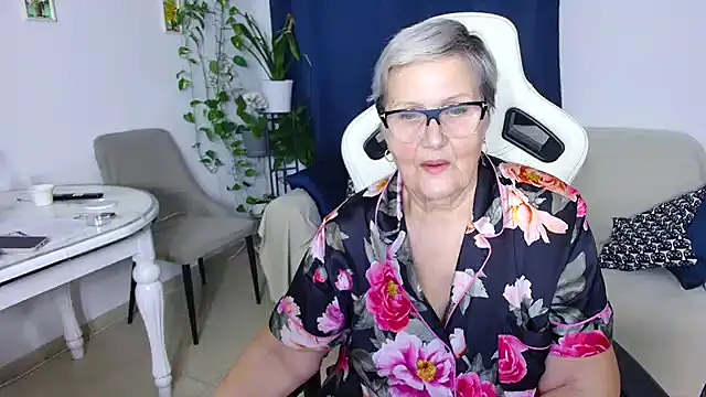 Snapshot of Selenna57 chatting on February 10, 2026, 7:13 pm Selenna57 online show from February 10, 2026, 7:13 pm