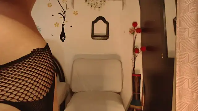 Snapshot of Estefani_32 chatting on October 3, 2025, 5:03 pm Estefani 32 online show from October 3, 2025, 5:03 pm