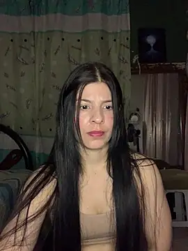 Estefani 32 online show from May 10, 2026, 3:03 pm