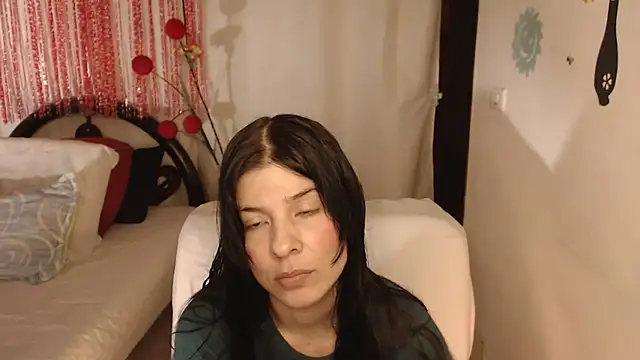 Snapshot of Estefani_32 chatting on September 30, 2025, 4:35 pm Estefani 32 online show from September 30, 2025, 4:35 pm