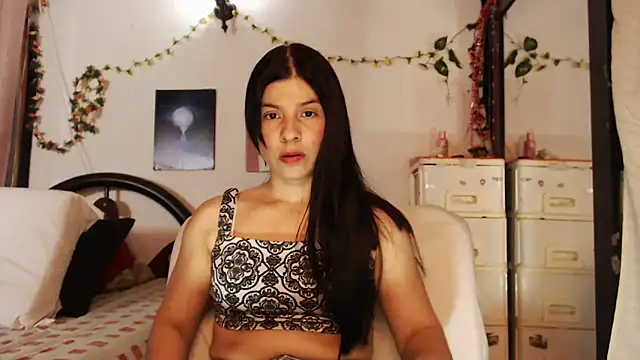 Snapshot of Estefani_32 chatting on September 13, 2025, 1:05 am Estefani 32 online show from September 13, 2025, 1:05 am