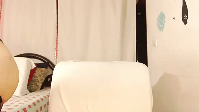 Snapshot of Estefani_32 chatting on September 21, 2025, 1:49 pm Estefani 32 online show from September 21, 2025, 1:49 pm