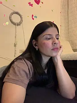 Estefani 32 online show from April 10, 2026, 3:35 am