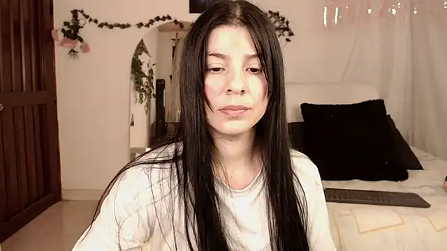 Snapshot of Estefani_32 chatting on December 1, 2025, 3:35 pm Estefani 32 online show from December 1, 2025, 3:35 pm