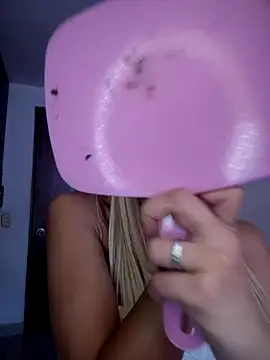 Snapshot of DulceLenns chatting on November 2, 2025, 6:13 pm DulceLenns online show from November 2, 2025, 6:13 pm