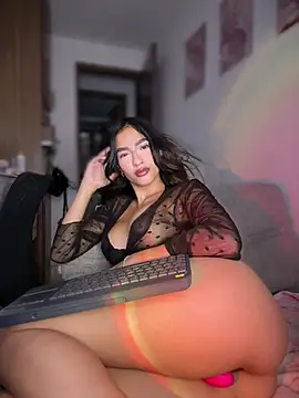 DulceLenns online show from June 5, 2026, 4:06 am