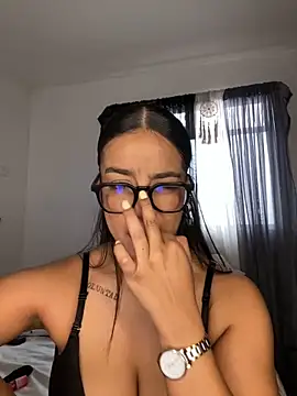 Snapshot of trianawhite chatting on December 17, 2025, 4:23 pm trianawhite online show from December 17, 2025, 4:23 pm