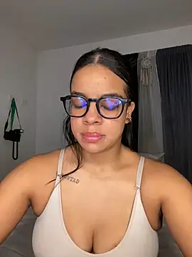 Snapshot of trianawhite chatting on December 16, 2025, 11:53 pm trianawhite online show from December 16, 2025, 11:53 pm