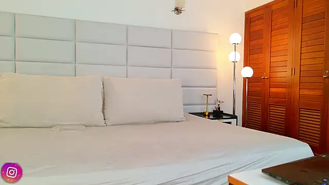 lissetlong69 online show from February 24, 2026, 11:49 pm