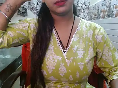 LovingPihu online show from November 17, 2025, 5:33 am