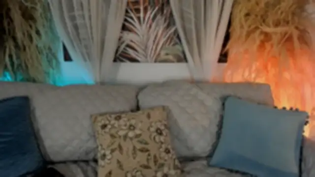 Nicolle W online show from May 28, 2026, 11:38 am