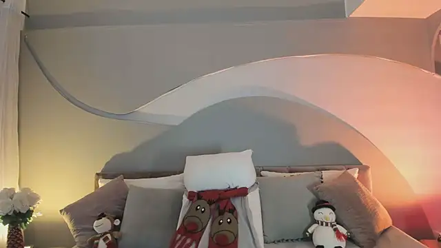 Nicolle W online show from December 19, 2025, 11:56 am