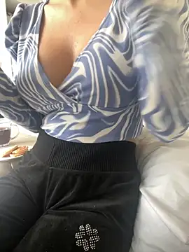 Snapshot of DulceMya6 chatting on December 1, 2025, 1:23 pm DulceMya6 online show from December 1, 2025, 1:23 pm