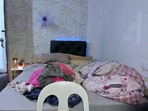 Hebefemme online show from November 7, 2025, 9:58 am