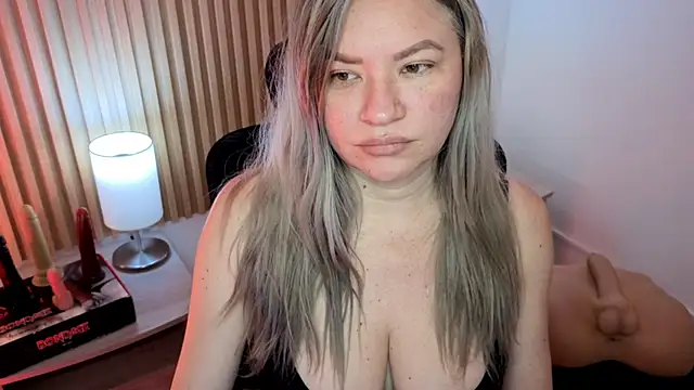 Snapshot of MarianL0ve chatting on November 3, 2025, 10:41 am MarianL0ve online show from November 3, 2025, 10:41 am