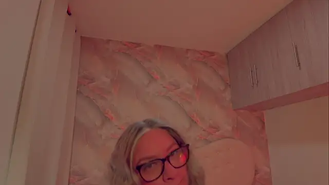 Snapshot of MarianL0ve chatting on September 12, 2025, 10:37 am MarianL0ve online show from September 12, 2025, 10:37 am