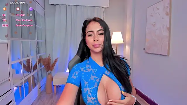 Snapshot of LeahJones_ chatting on October 7, 2025, 6:14 am LeahJones  online show from October 7, 2025, 6:14 am