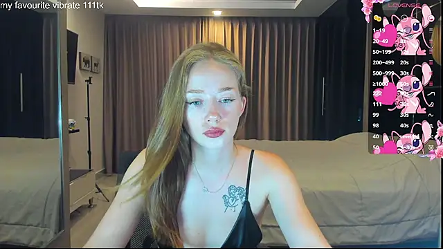 Hot Mia  online show from October 3, 2025, 1:12 pm