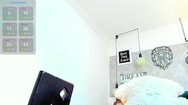 Snapshot of Rebeca_xs chatting on October 25, 2025, 8:35 am Rebeca xs online show from October 25, 2025, 8:35 am