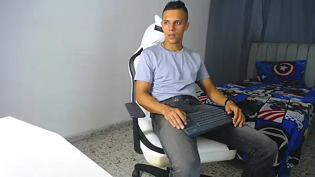 Snapshot of DavidAngell7 chatting on February 1, 2025, 1:23 am DavidAngell7 online show from February 1, 2025, 1:23 am