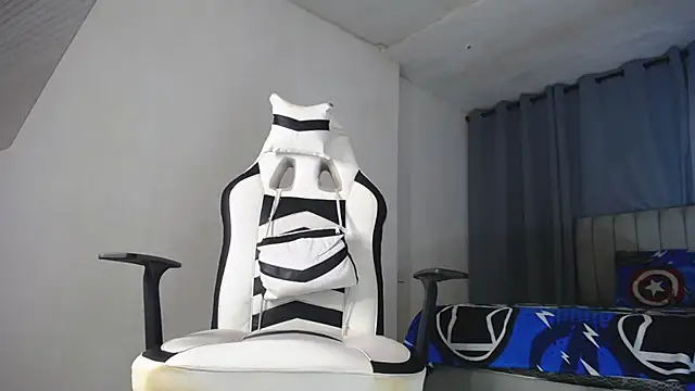 Snapshot of DavidAngell7 chatting on September 21, 2025, 4:17 am DavidAngell7 online show from September 21, 2025, 4:17 am