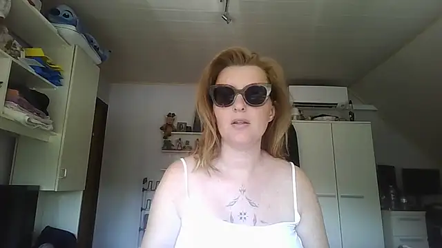 LiquidLeonie online show from May 28, 2026, 9:49 am
