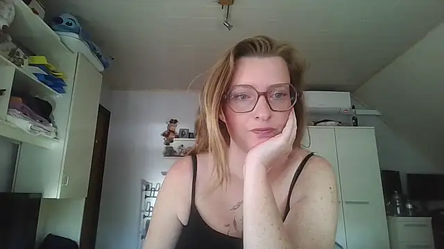 LiquidLeonie online show from May 26, 2026, 6:11 am