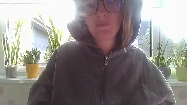 LiquidLeonie online show from March 25, 2026, 8:25 am