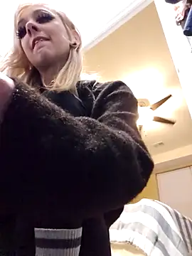 Snapshot of AmethystFoxx chatting on December 4, 2025, 10:42 pm AmethystFoxx online show from December 4, 2025, 10:42 pm