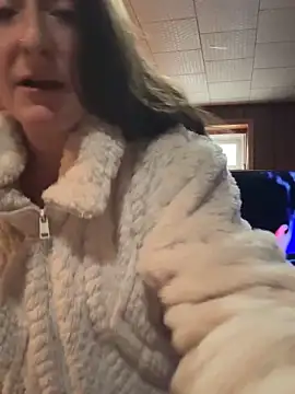 Mini And The Bear online show from April 18, 2026, 9:15 pm