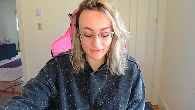 ashleyblaydex online show from April 2, 2026, 6:47 pm