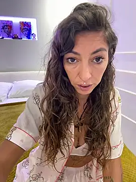 amanilouve online show from June 4, 2026, 9:03 am