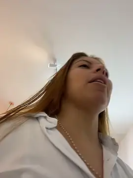 Snapshot of ROSE__15 chatting on November 18, 2025, 11:35 am ROSE 15 online show from November 18, 2025, 11:35 am