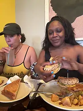 Snapshot of TilaTotti chatting on February 19, 2025, 9:47 pm TilaTotti online show from February 19, 2025, 9:47 pm