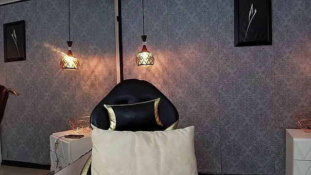 Snapshot of Emiily_W chatting on October 6, 2025, 9:48 pm Emiily W online show from October 6, 2025, 9:48 pm