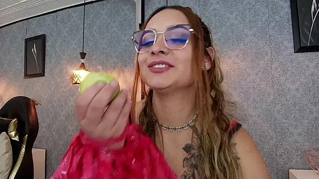 Snapshot of Emiily_W chatting on September 10, 2025, 12:04 pm Emiily W online show from September 10, 2025, 12:04 pm