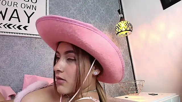 Snapshot of Emiily_W chatting on March 11, 2025, 5:35 pm Emiily W online show from March 11, 2025, 5:35 pm