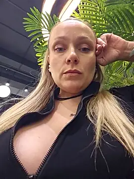 Snapshot of Bondgirl_013 chatting on February 5, 2026, 3:30 pm Bondgirl 013 online show from February 5, 2026, 3:30 pm