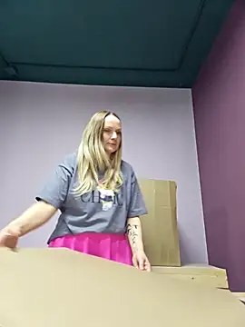 Snapshot of Bondgirl_013 chatting on February 25, 2026, 6:19 pm Bondgirl 013 online show from February 25, 2026, 6:19 pm