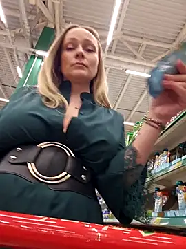 Snapshot of Bondgirl_013 chatting on February 21, 2026, 4:42 pm Bondgirl 013 online show from February 21, 2026, 4:42 pm