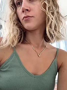 Snapshot of Feral_berry_8133 chatting on September 20, 2025, 11:15 am Feral berry 8133 online show from September 20, 2025, 11:15 am